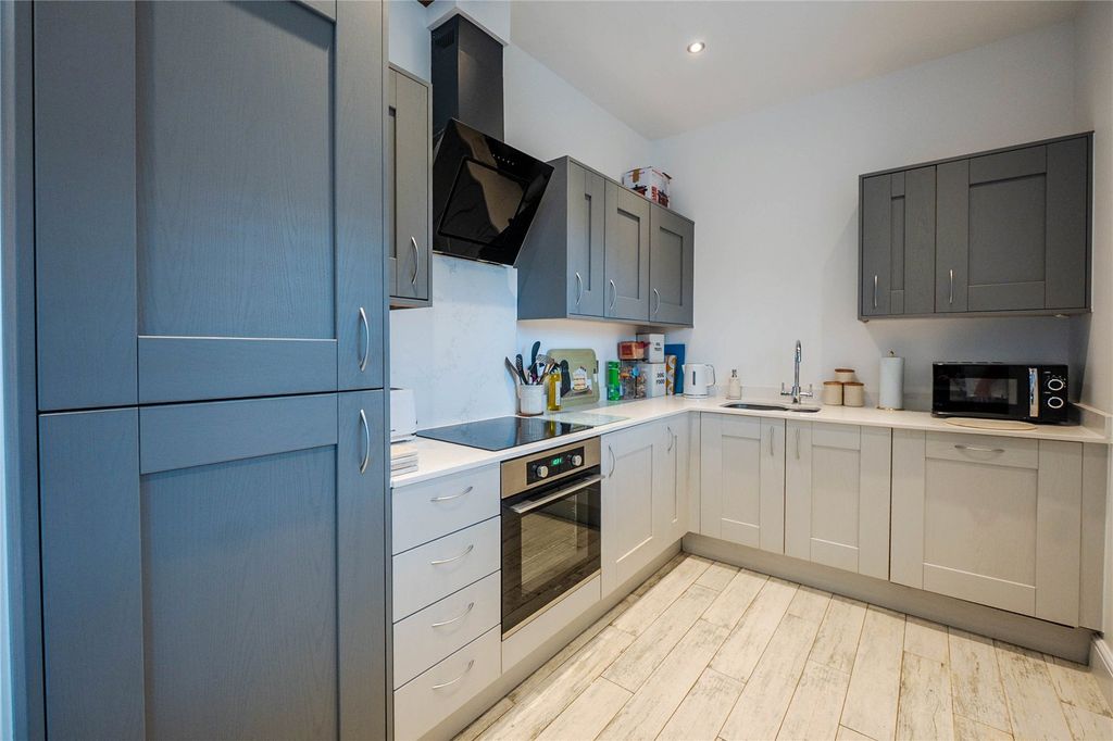 Property photo 2 of 18 Picture No. 12