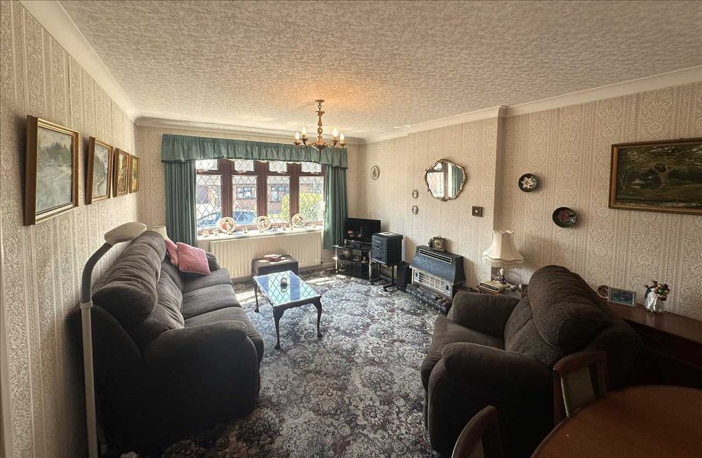 Property photo 3 of 12 Spacious Lounge: