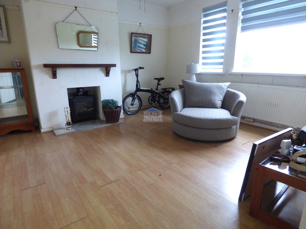 Property photo 3 of 21 Lounge