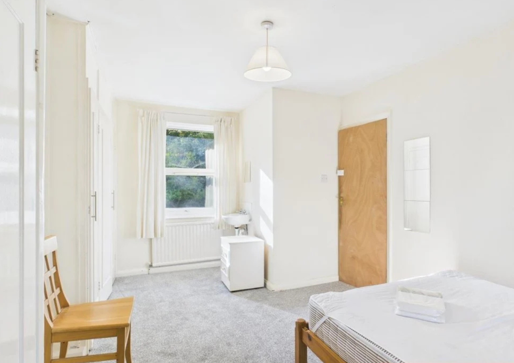 Property photo 3 of 11 Bed1.1