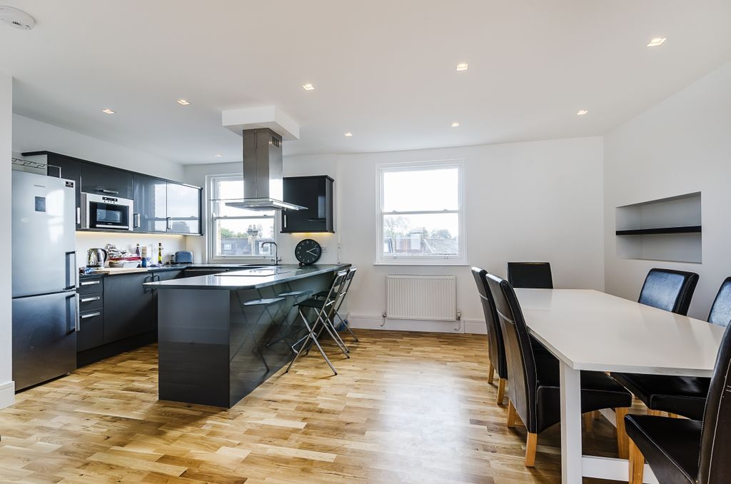 Property photo 3 of 11 2-351-New-Kings-R...