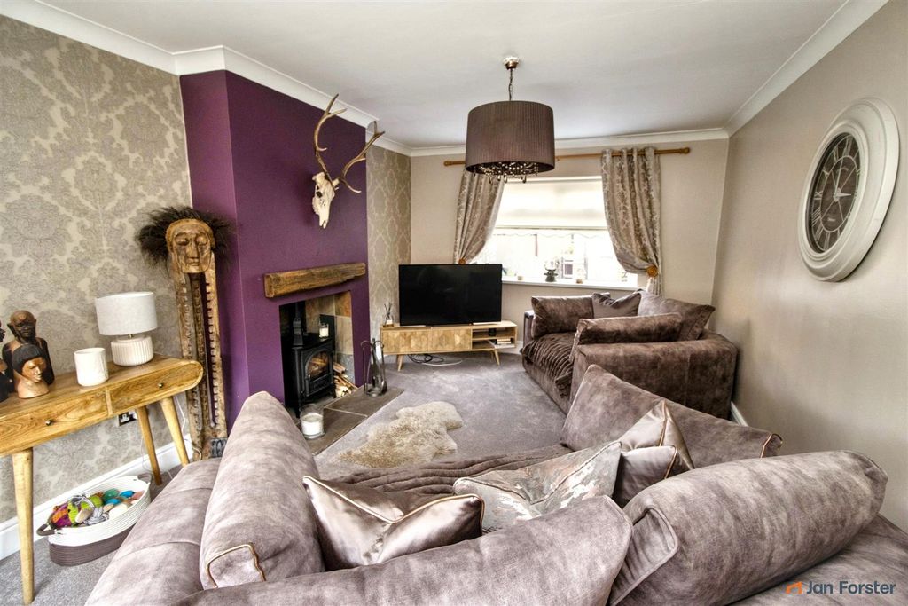 Property photo 2 of 13 Lounge