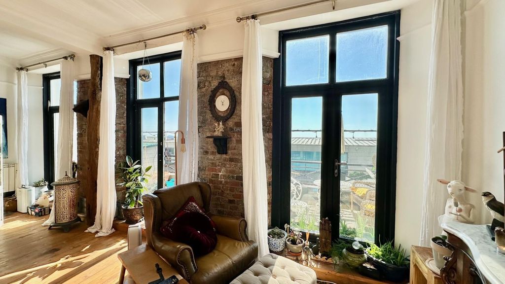 Property photo 1 of 28