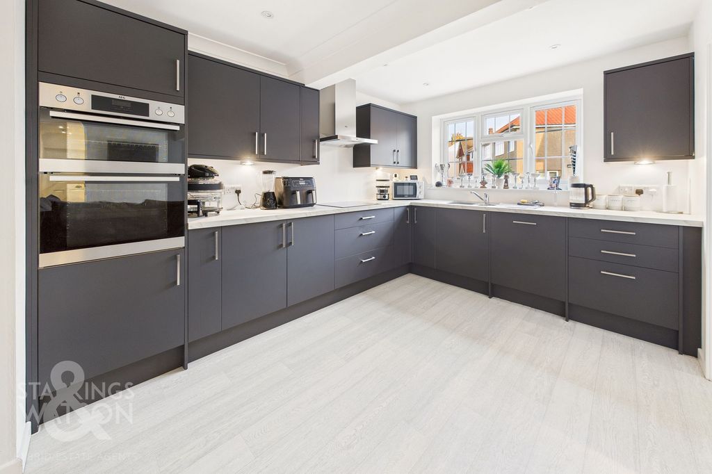 Property photo 3 of 25