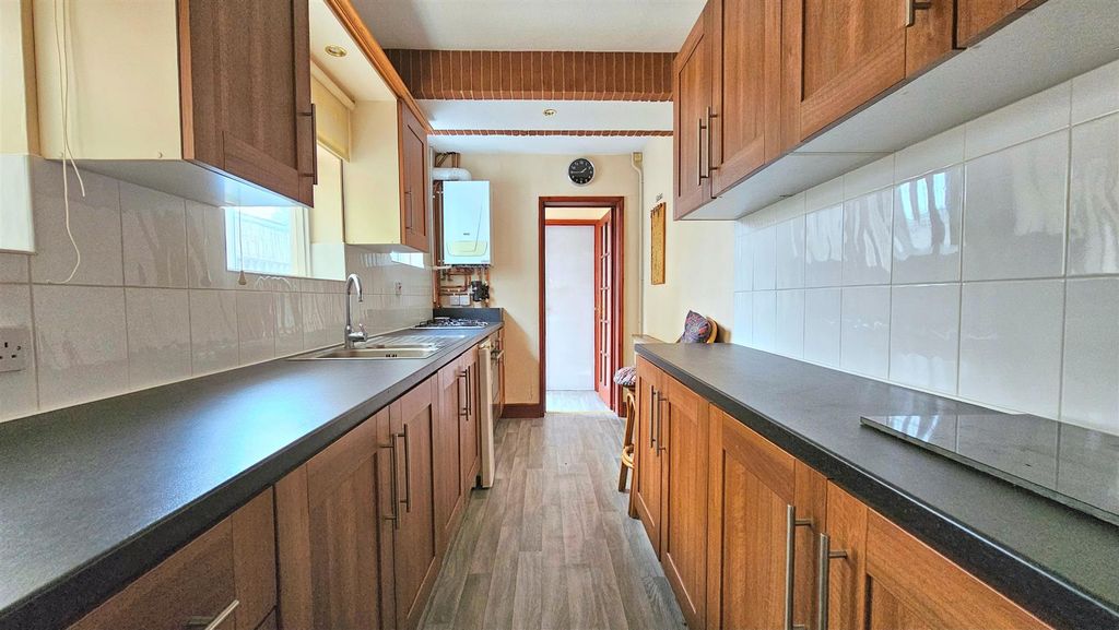 Property photo 3 of 11 Kitchen