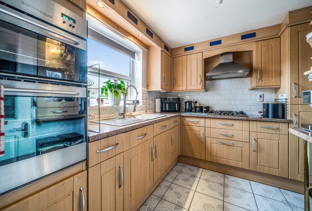 Property photo 3 of 11 1375967-7-690E201...