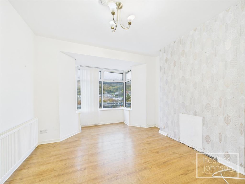 Property photo 2 of 18 Lounge