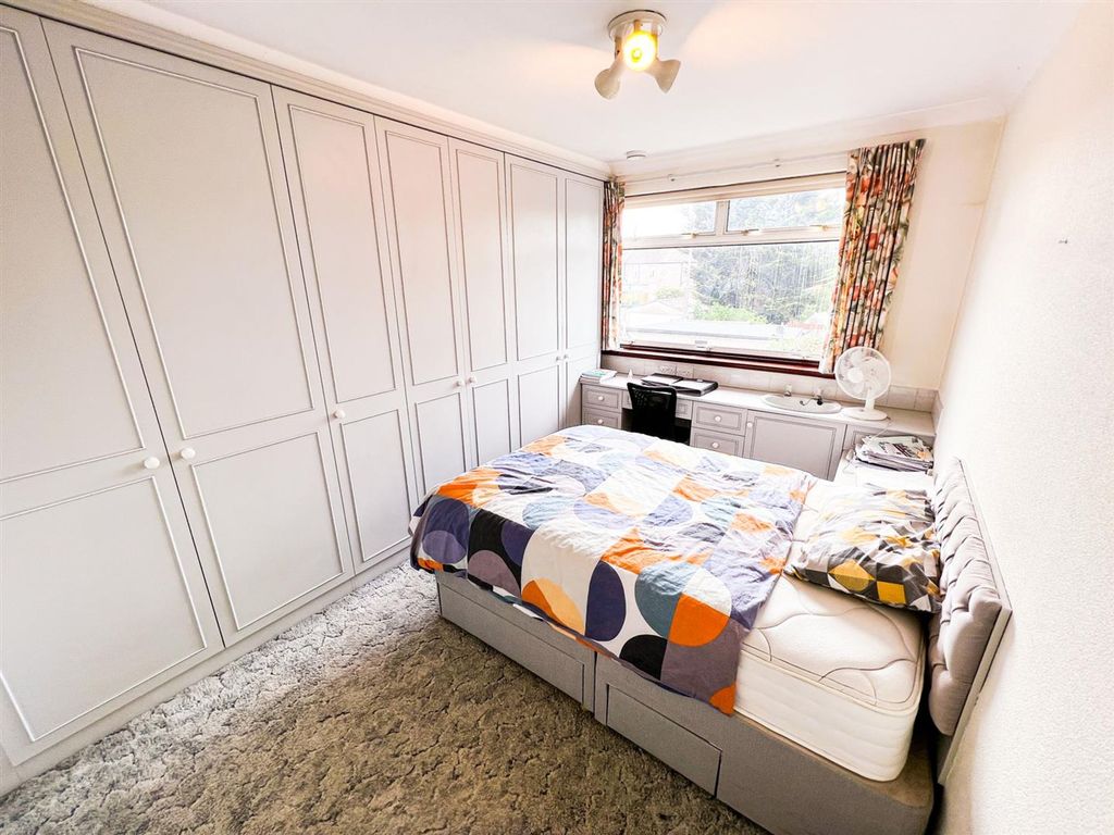 Property photo 2 of 17 Coronation Cl Ig6