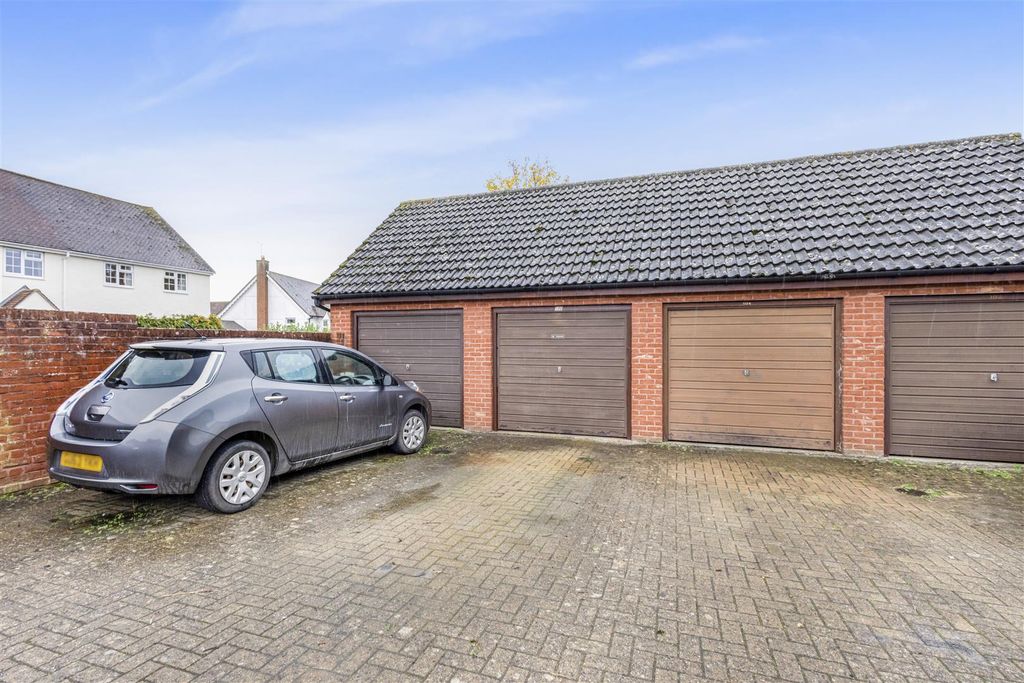 Property photo 3 of 14 Garage