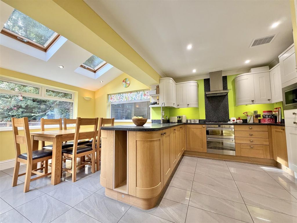 Property photo 2 of 28 Kitchen/Diner