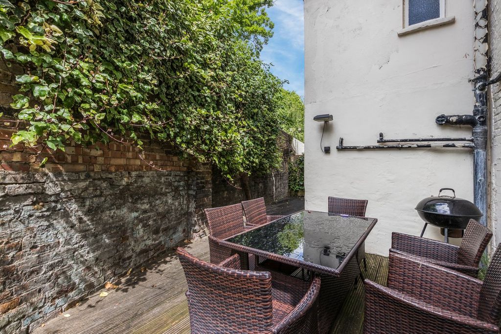 Property photo 2 of 8