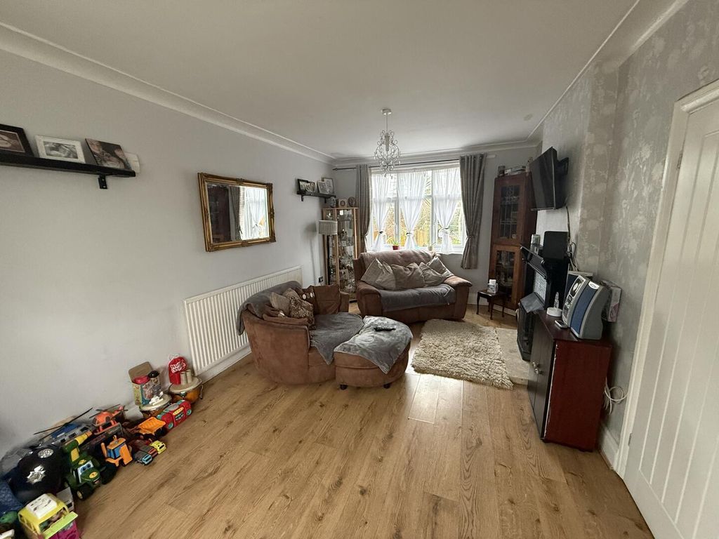 Property photo 3 of 13 Lounge 2