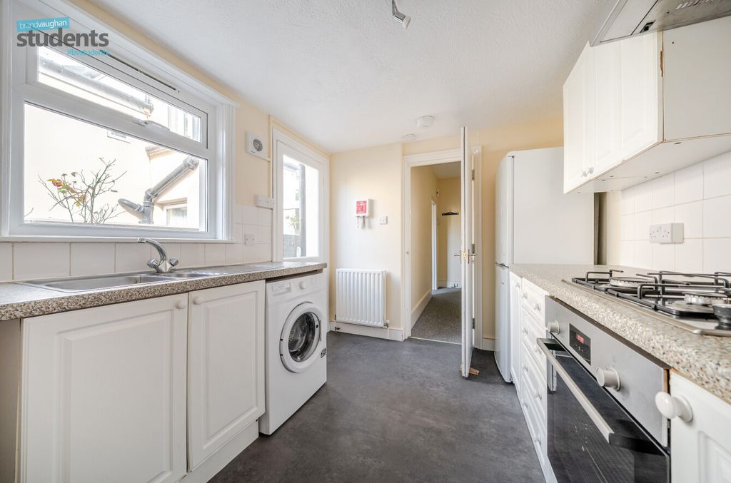 Property photo 2 of 11 5449c597-1Cca-417...