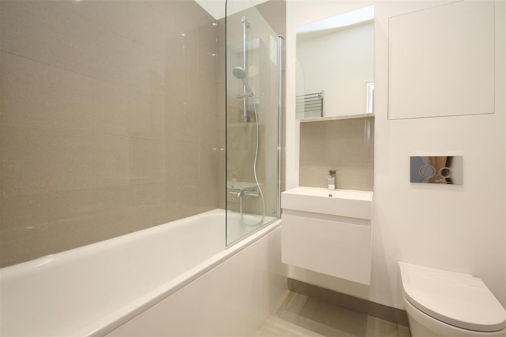 Property photo 3 of 7 Flat 2, 224 Tooting High Street Bathroom.Jpg