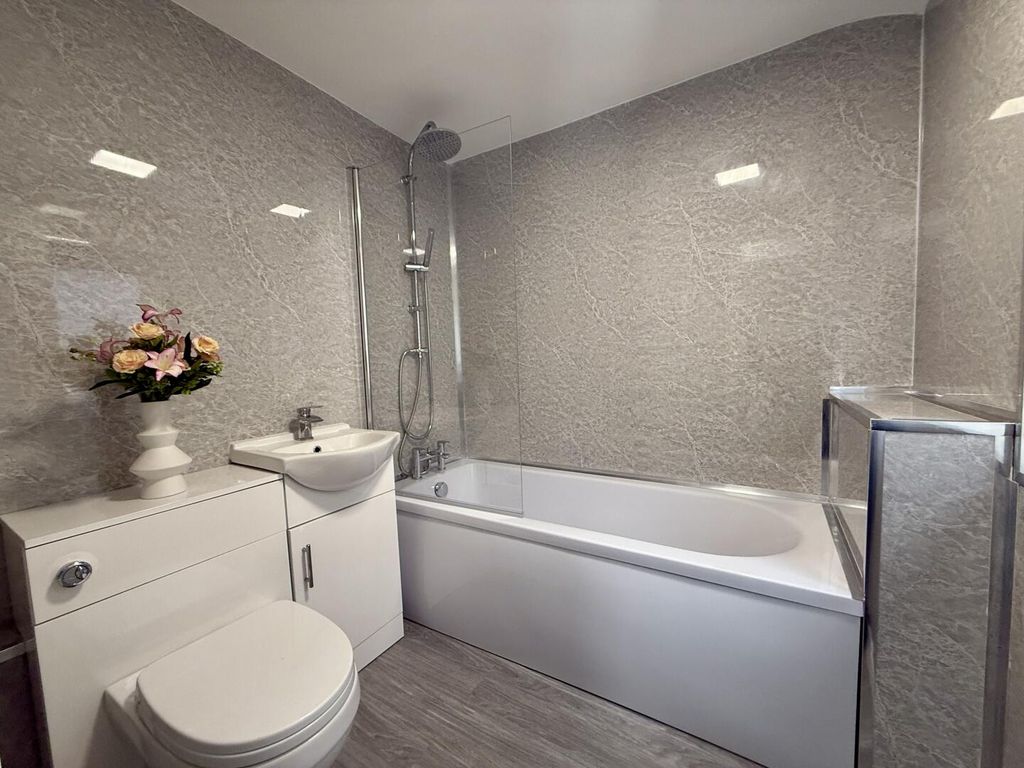 Property photo 2 of 33 Bathroom