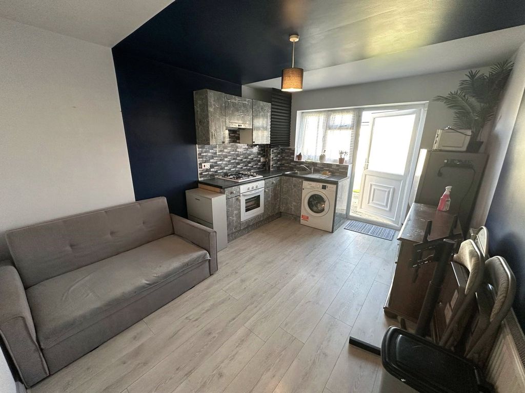 Property photo 2 of 5 Lounge/ Kitchen