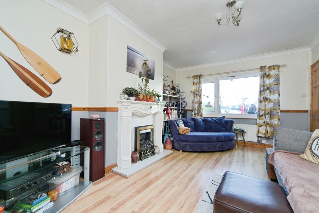 Property photo 3 of 18 Lounge