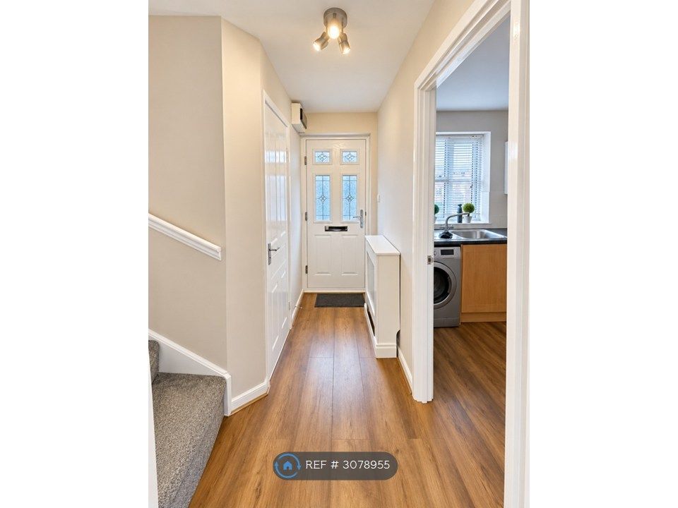 Property photo 2 of 14 Hallway