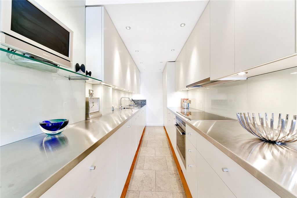 Property photo 3 of 10 Kitchen