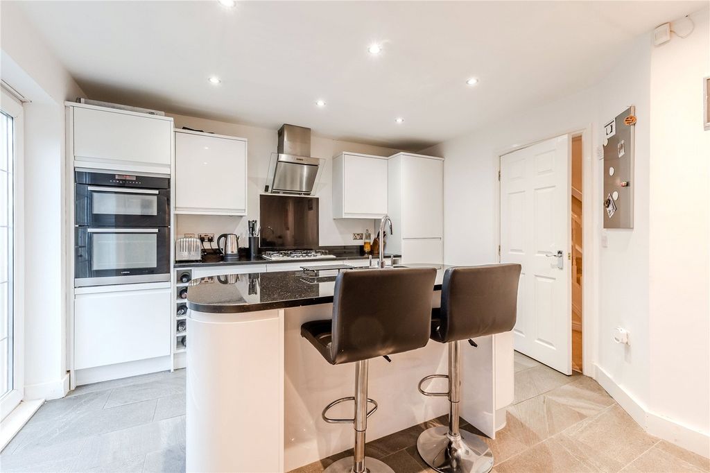 Property photo 2 of 27 Picture No. 13