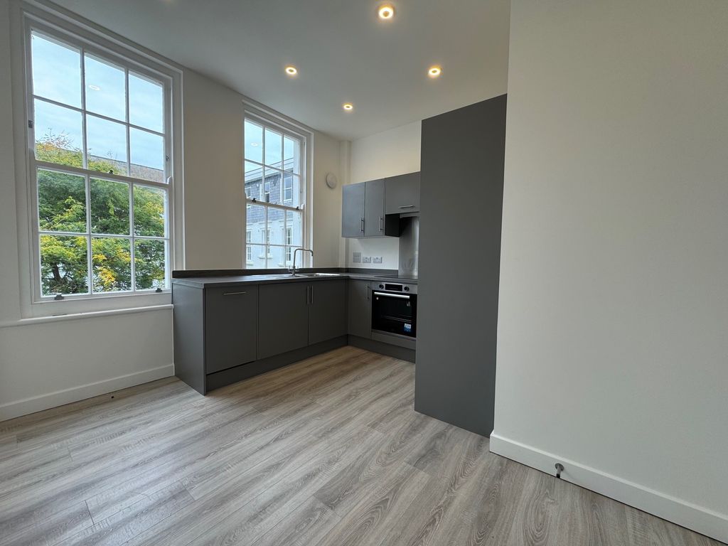 Property photo 3 of 10 Kitchen