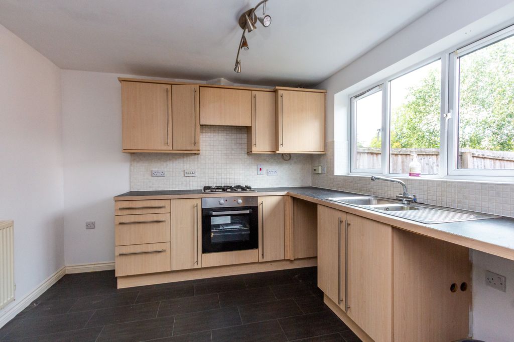 Property photo 2 of 10 Kitchen