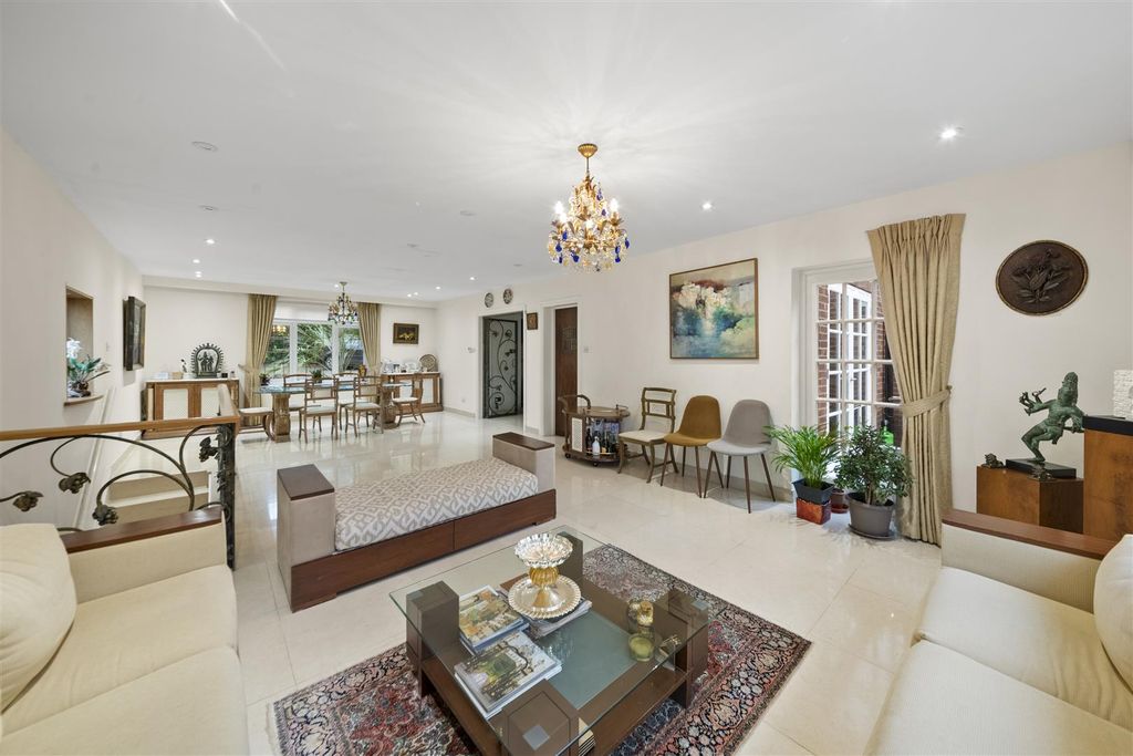 Property photo 2 of 23