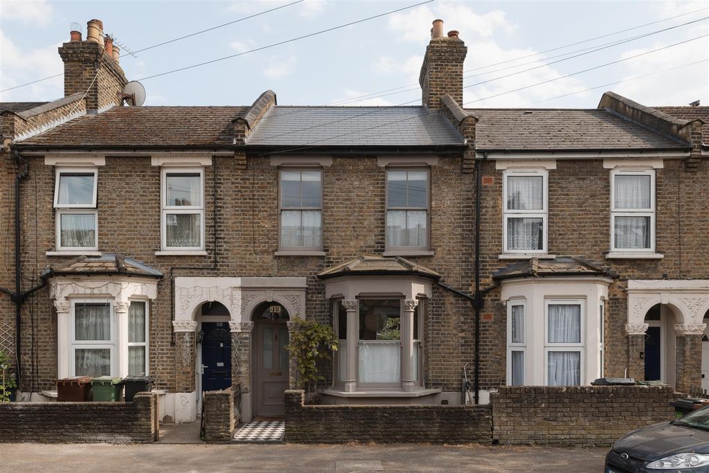 Property photo 1 of 35 Clacton Road, E17