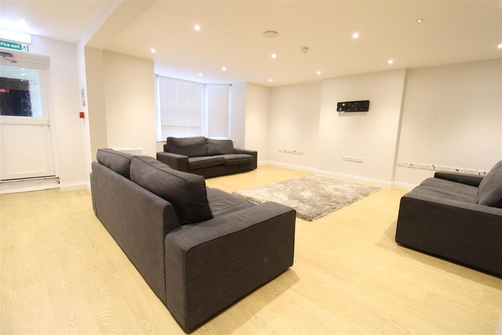 Property photo 2 of 11 Lounge