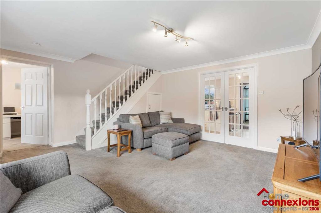 Property photo 3 of 28 Lounge (2)