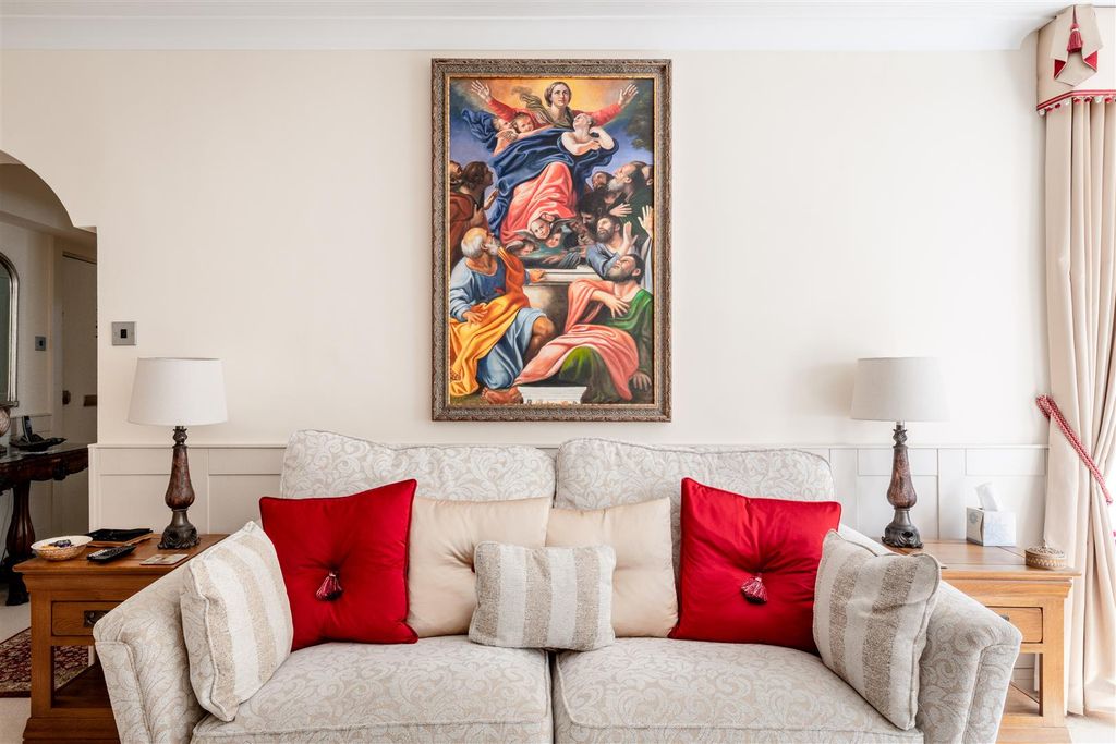 Property photo 2 of 10 14 Queen Anne Street-18.Jpg