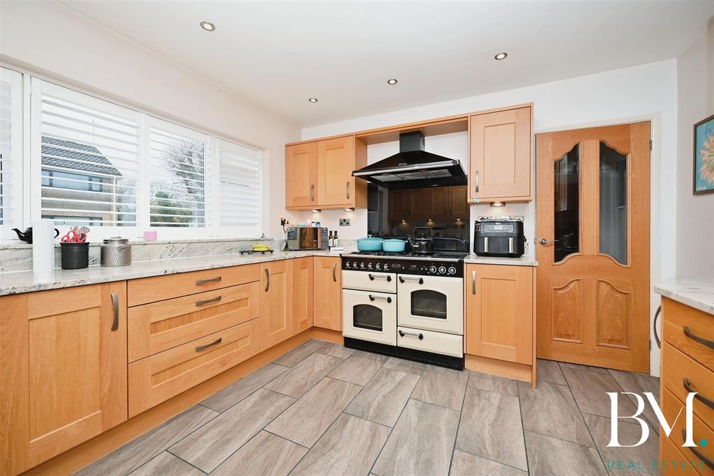 Property photo 3 of 32 Kitchen