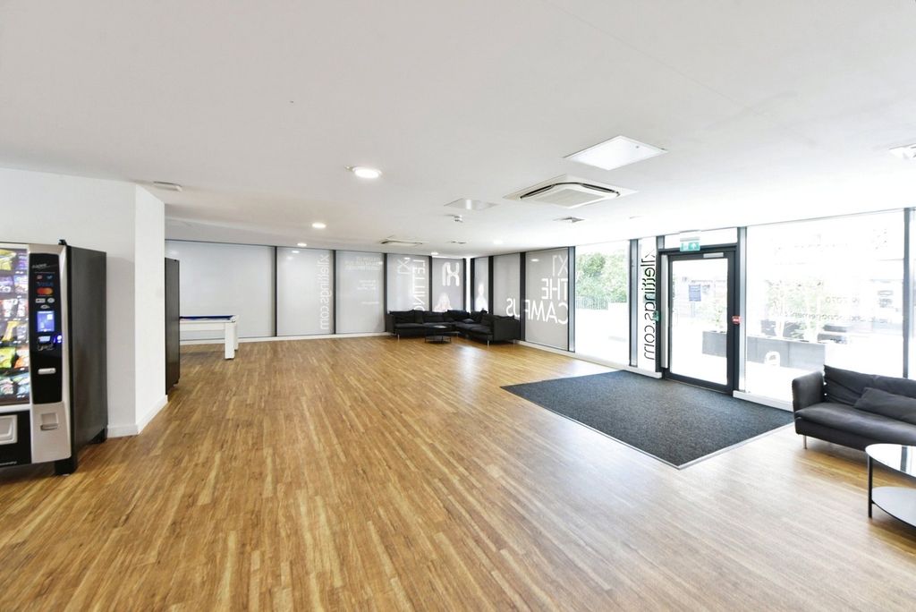 Property photo 3 of 16 Communal Entrance