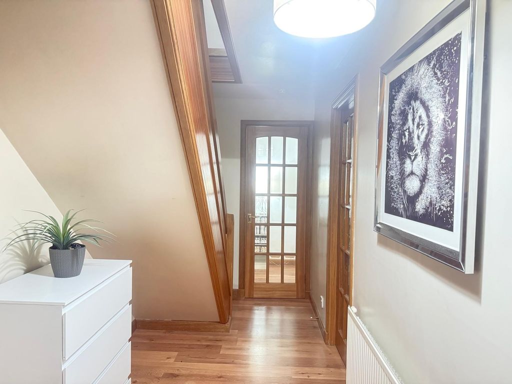 Property photo 2 of 16 Hallway 