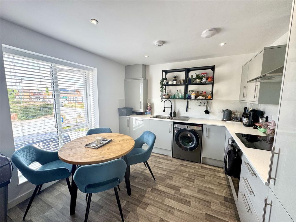 Property photo 3 of 14 Kitchen/Dining Area