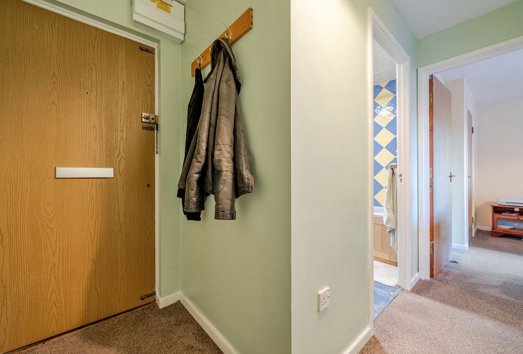 Property photo 3 of 9 1386293-8-692Ebdb...