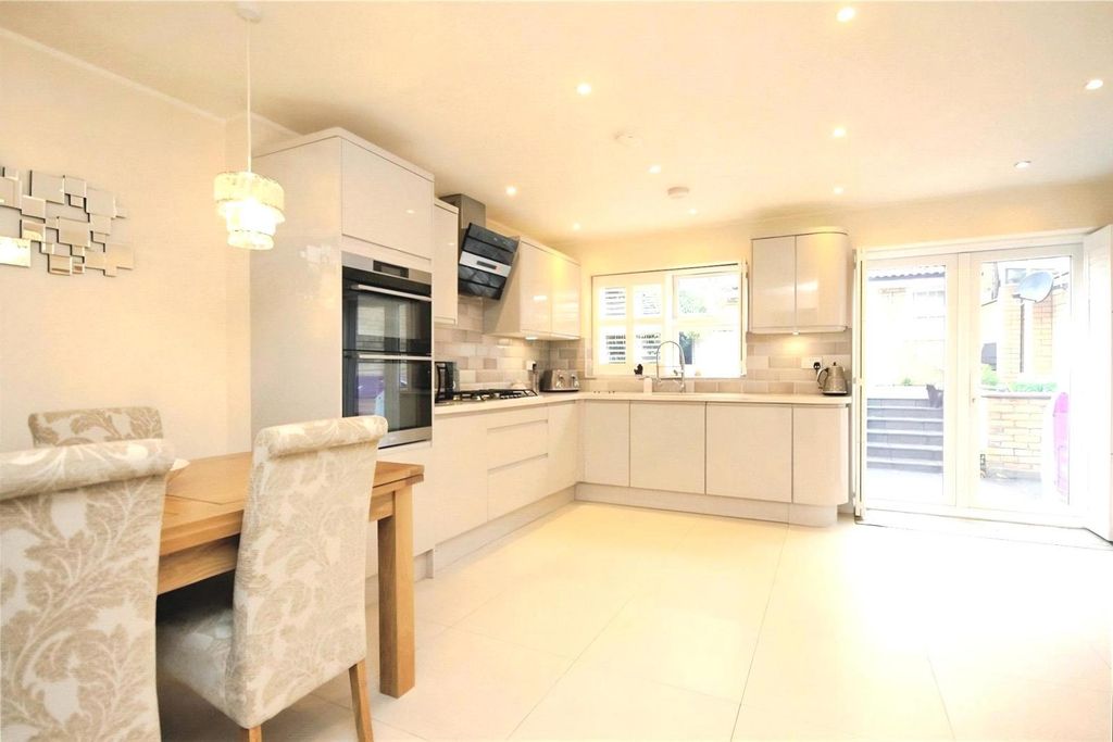 Property photo 3 of 18 Kitchen