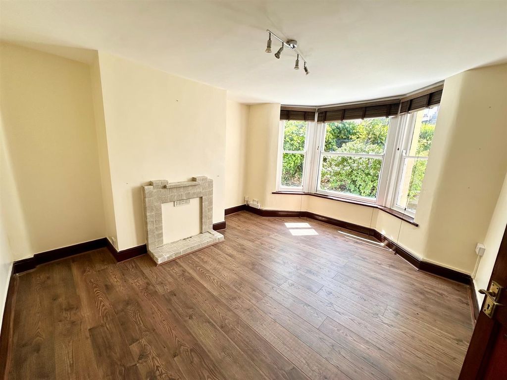 Property photo 1 of 6 Living Room