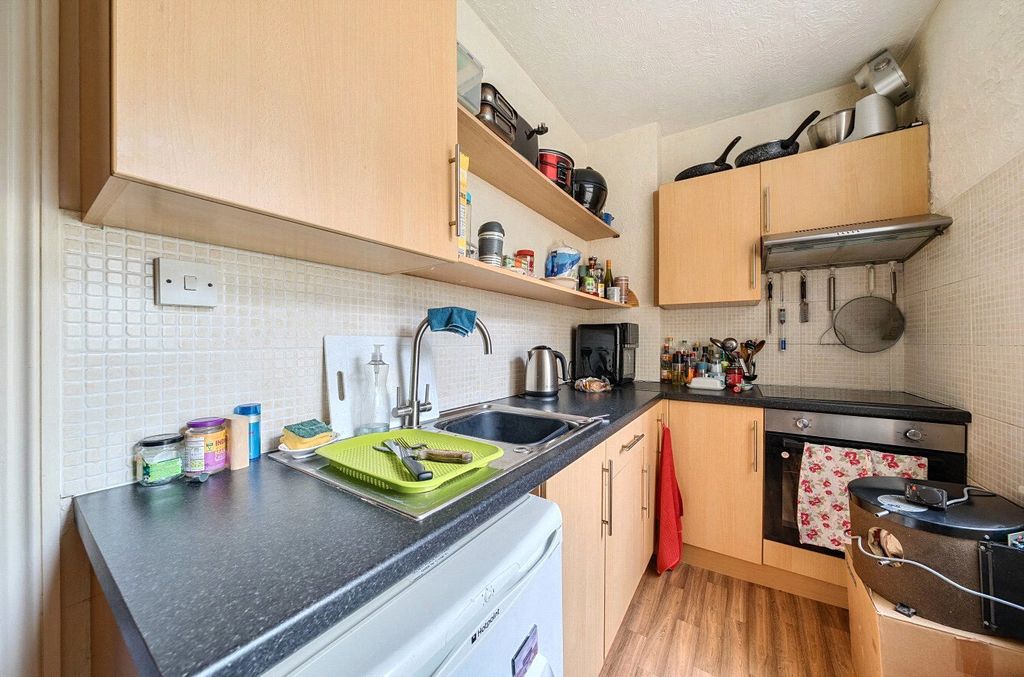 Property photo 3 of 9 Kitchen