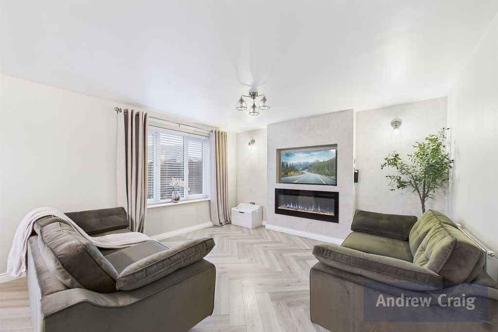 Property photo 3 of 16 Lounge/Diner