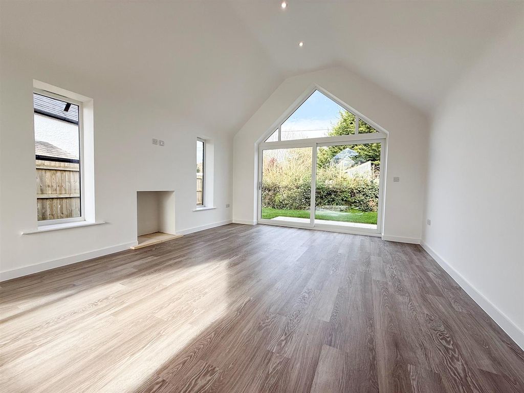 Property photo 3 of 10 Lounge