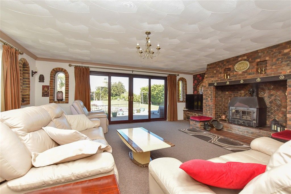 Property photo 2 of 16 Lounge