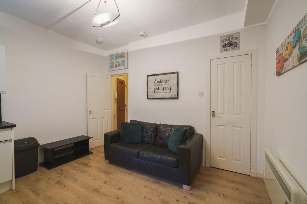 Property photo 3 of 8 Livingroom 3