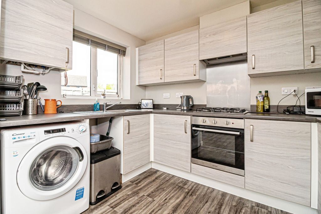 Property photo 3 of 17 Kitchen