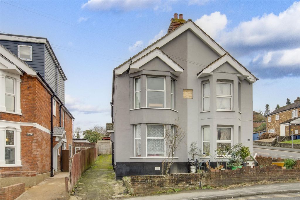 Property photo 1 of 14 133 Desborough Avenue, Hp11 2Sg-11.Jpg