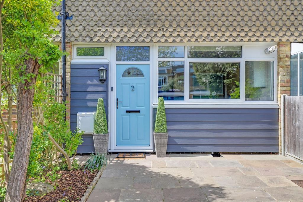 Property photo 1 of 11 15-Fa34Jhpropworld - 2 Maybourne Close - 43-Medium