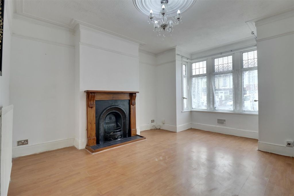 Property photo 3 of 16 208B259F-5F98-45D0-8475-8C9067E0D8Fb_1_201_A.Jpeg