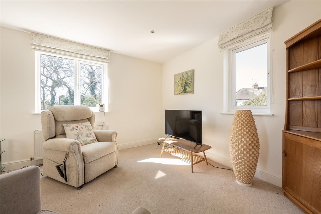 Property photo 2 of 27 Lime Tree Close, E18