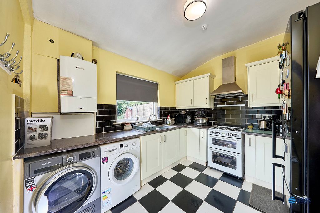 Property photo 2 of 19 Kitchen