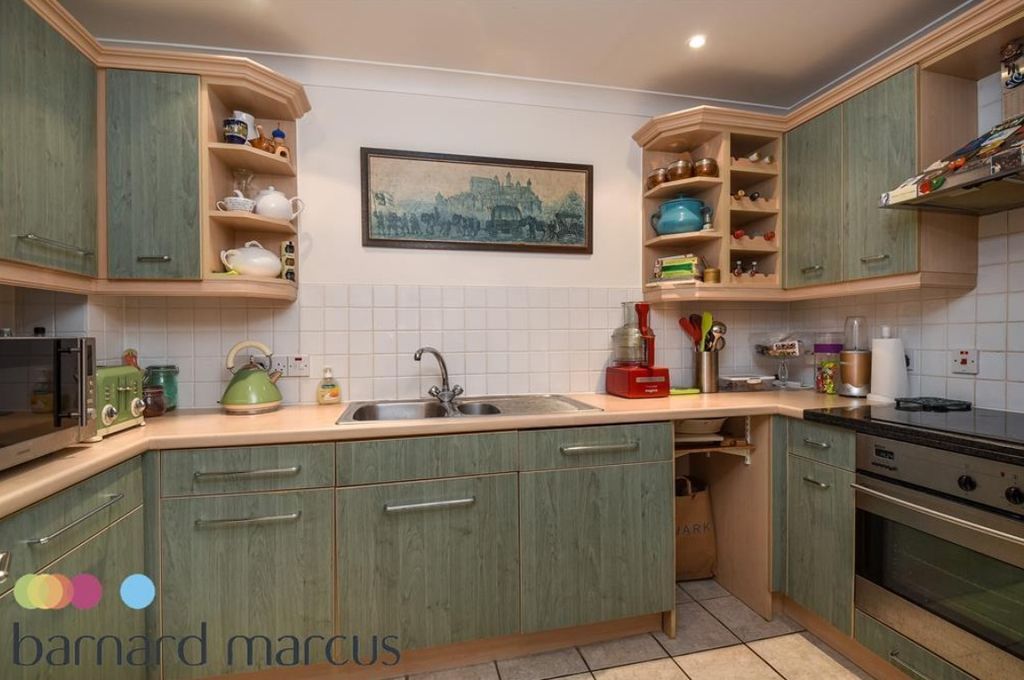 Property photo 2 of 8 Kitchen